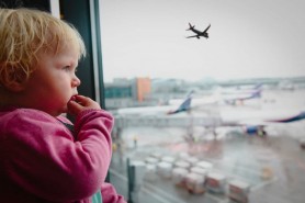 Caz șocant pe un aeroport. Un cuplu și-a abandonat bebelușul după ce au aflat că trebuie să plătească și pentru el